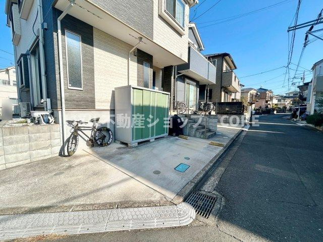 ゆったりとした駐車スペースがございますので、大きめのお車でも駐車可能です。