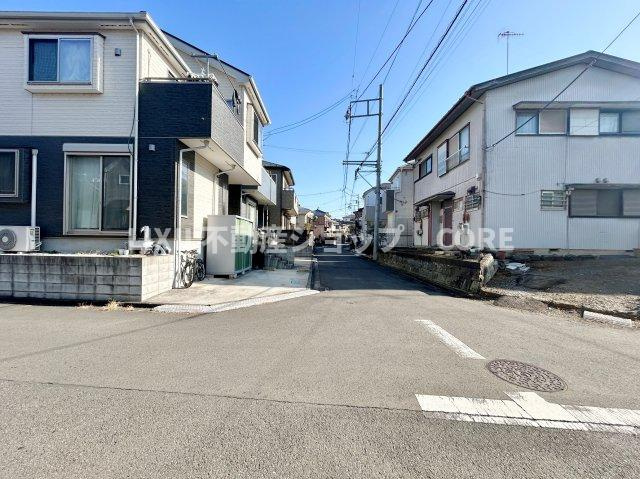前面道路は閑静な住宅地をはしる車通りの少ない道路。お車の出し入れが苦手なママや小さなお子様にも安心。