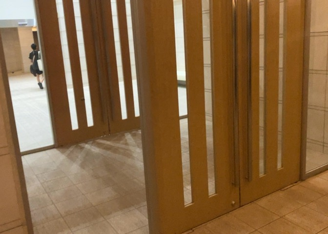 総戸数412戸の大規模マンションならではの品格漂うエントランスです。オートロックや宅配ボックスが整備されており、不在時の荷物受け取りやセキュリティ面も安心で、日々の暮らしに快適さをもたらします。