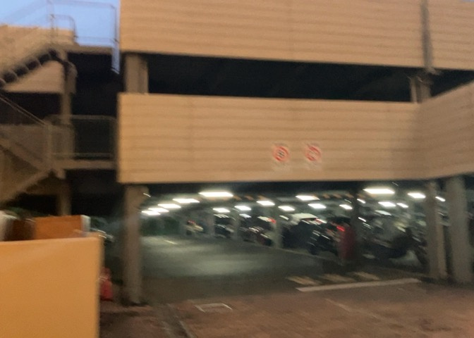 敷地内に用意された駐車場スペースです。車移動が多い方にも便利な環境が整っており、平坦地のため車庫入れもスムーズに行えます。空き状況や利用条件の詳細は事前にお問い合わせの上現地でご確認くださいませ。