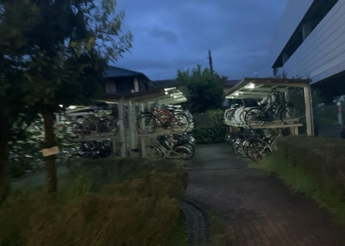 マンション敷地内に設置された駐輪場です。屋根付きの区画もあり、大切なお持ちの自転車を雨風から保護することができます。駅までのアクセスや近隣施設へのお出かけに自転車を利用したい方は空きをご確認下さい。