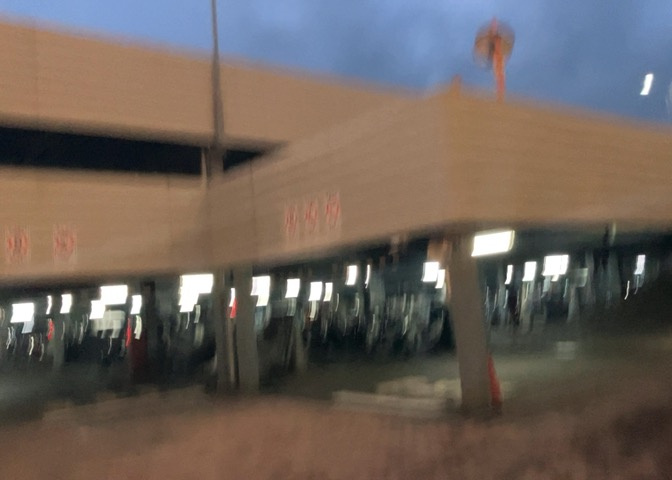 敷地内にある自走式・平面駐車場です。出入りがしやすく日常の車出しも快適に行えます。月額費用などの維持管理に関する詳細や空き区画につきましては、お問い合わせいただいた際にご案内をさせていただきます。