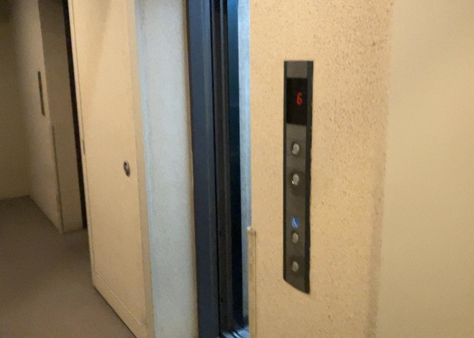 忙しい時間帯にも移動がスムーズに行えるエレベーターなどの共用設備です。建物全体が管理体制日勤で維持されており、ゴミ置き場や各共用施設も綺麗に保たれているため日々の生活を快適にお過ごしいただけます。