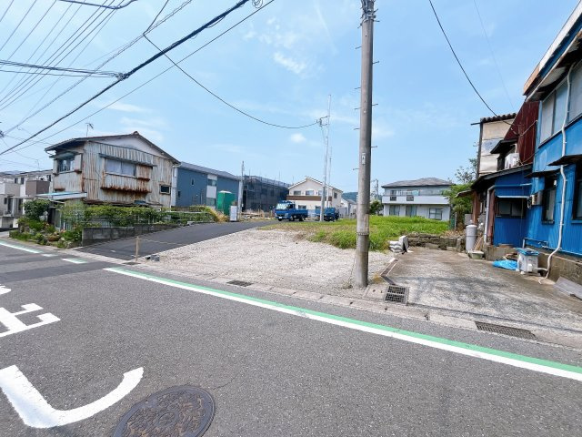 【外観】　現状更地につき、引き渡し後すぐに着工可能です。　高低差も少なくスッキリとした印象！　建築条件はございませんので、お好みのハウスメーカーにて建築可能！