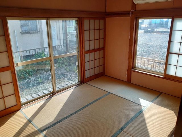 残地家具を消しています　明るい和室