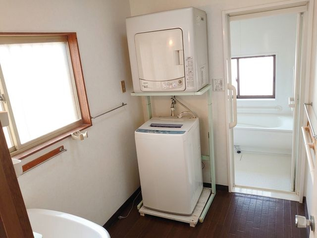 残地家具を消しています　洗濯機、乾燥機、独立洗面台を置いても余裕の広さがあります　
