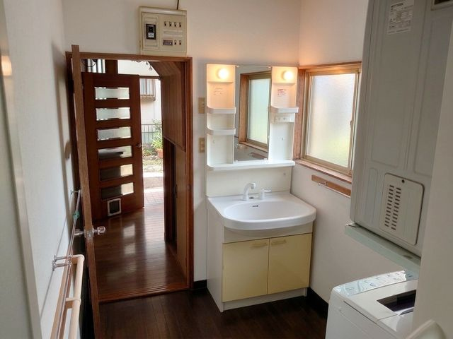 残地家具を消しています　ゆったり使える大きな独立した洗面台があります
