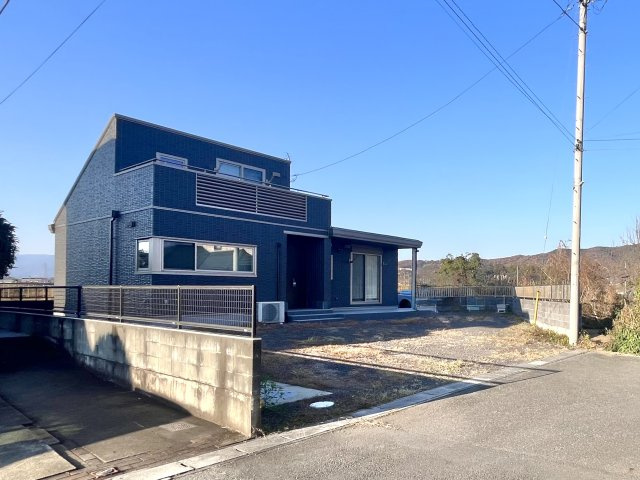 ■外観｜住宅街の中でも圧迫感が少なく、のびのびとした暮らしが叶う立地となっています。