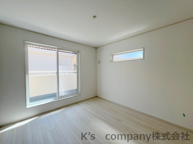 洋室6.4帖◇主寝室におすすめです☆バルコニーに出られるお部屋です♪
