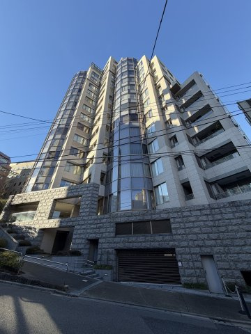 エントランスには、車を横付けできるロータリー式レセプションポーチを設置。