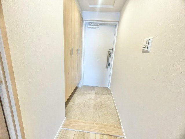 玄関から広がる、明るい住まい