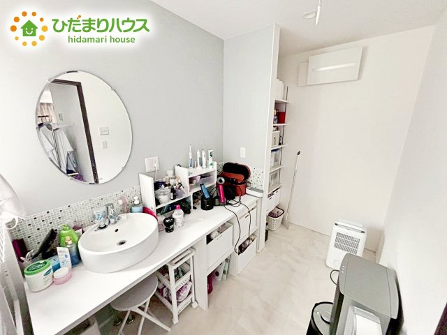 ゆったりとした洗面所で、忙しい朝の支度もストレスなくできますね♪