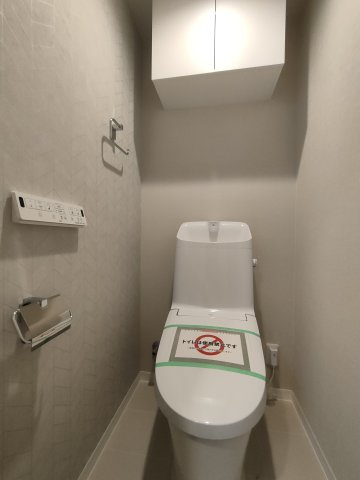 【トイレ】　シンプルで清潔感のあるトイレ空間です。　