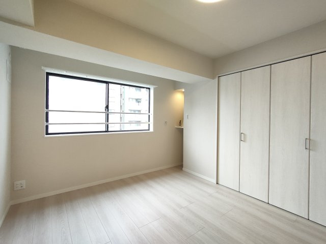 【洋室1　約6.4帖】　落ち着いた雰囲気の洋室。寝室や子ども部屋など、幅広くお使いいただけます。
