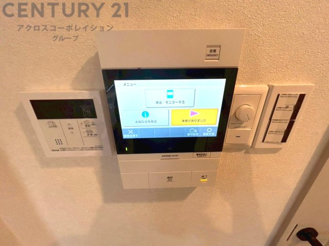 訪問者が来たときにテレビ画面で確認できるため、安心してドアを開けられます。録画機能があるものもあり、留守中に来訪者を記録しておくことができます。利便性が高く、セキュリティ面でも安心です。