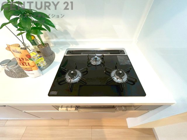 多数の調理器具を同時に使用でき、料理の効率化が可能。省エネで節約になり、様々な料理スタイルに適応できます。また、火力調整が独立しており、手入れや掃除もしやすく、今よりもっとお料理が楽しくなるかも。
