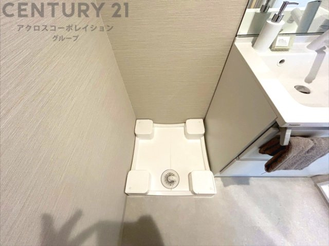 洗濯物の仕分け作業がしやすく、整理整頓が容易になります。洗濯音や湿気を他の部屋に持ち込まず、生活環境を快適に保ちます。上部を活用すれば収納スペースを確保でき洗剤や洗濯用品の整理もしやすくなります。