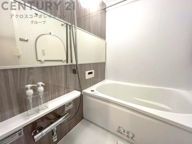 ユニットバスは省スペースでありながら、シンプルな設計と使いやすさを備え、簡便なメンテナンスが可能です。またミラー・小物置き場もあり便利です。