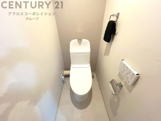 温水洗浄便座付トイレは温水洗浄機能により、暖かい水でおしりを洗浄することができ、冷たい水を使う従来の便座に比べ、温水洗浄機能で暖かいトイレを提供し、快適な使用を可能にします。