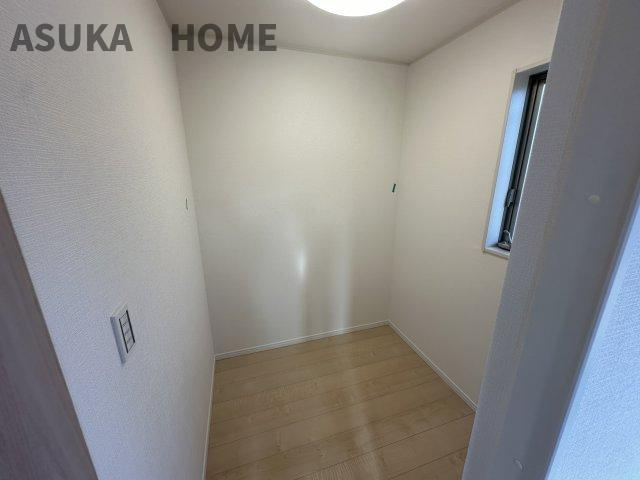 収納力がある広いクローゼットです。ちょっとした家電なども入れる事が出来るのが嬉しいですね。