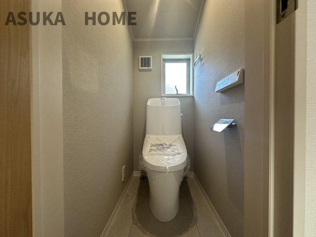 ウォシュレット内蔵の最新トイレ設備です。窓もあり清潔感のあるトイレです。