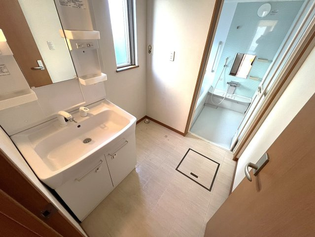 洗面台と洗濯機を並べて置きます。換気窓もございます