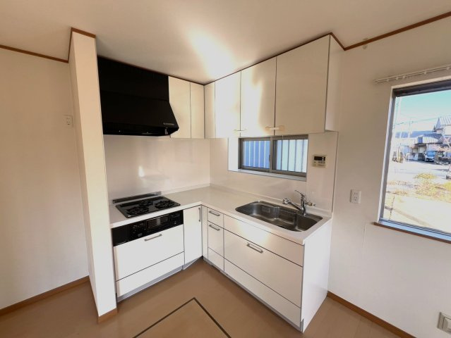 使いやすいL字型のキッチンで料理もはかどりますね♪