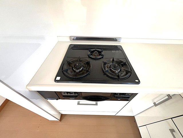 3口のガスコンロとグリル付