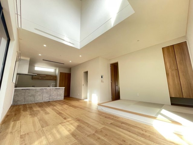 「土地だけではイメージしづらい方へ」　当社施工事例を参考に、建物プランもご提案可能です。　資金計画や間取りのご相談も承っております。　掲載の建物は当社施工例です。