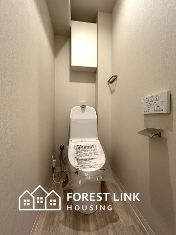 すっきりとしたデザインのトイレ空間。温水洗浄便座付きで機能面も充実。　