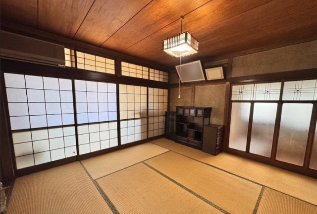 8帖の広さを確保した和室は、客間や寝室、家族団らんの場など多目的に活用できるゆとりある空間です。広縁に面しているため採光も確保しやすく、隣接する和室と合わせて多目的に利用することも可能です。