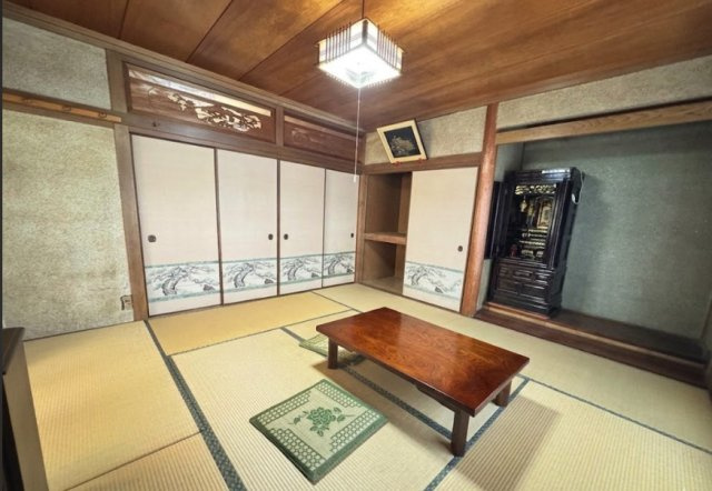床の間が設けられた本格的な和室は、趣と落ち着きを感じられる空間です。押入収納もあり、寝具や季節用品をすっきり収納できます。客間や家族のくつろぎスペースとして、和の魅力が感じられる、心安らぐ一室です。
