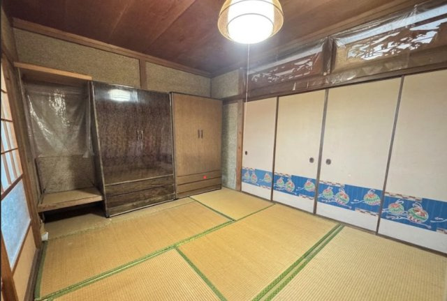 続き和室は、隣接する和室と一体利用することで広々とした空間を創出できます。ご家族が集まる団らんの場としてはもちろん、来客時には客間として、寝室や趣味部屋など多目的に活用できる使い勝手の良い一室です。