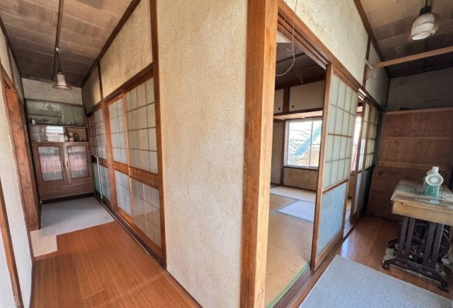 廊下は各居室へスムーズに移動できるゆとりある設計となっています。窓から自然光が差し込み、日中は明るく開放感のある空間です。和の趣を感じられる建具や木の温もりが残されており、落ち着いた雰囲気が魅力です。