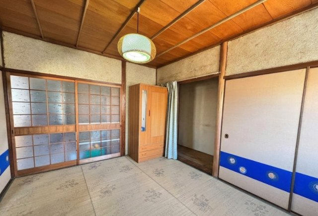 2階にある和室は、落ち着いた和の雰囲気が魅力の居住空間です。押入収納を備えているため、布団や衣類などをしっかり収納でき、お部屋を広く使えます。続き間の和室とつなげて利用することも可能です。