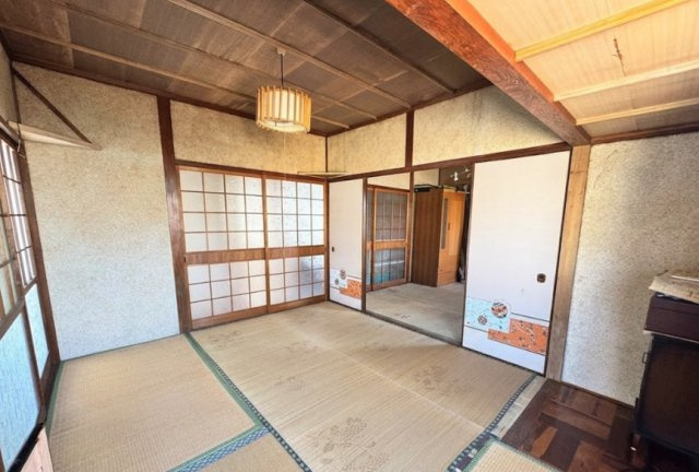 2階の和室は、襖を開放すれば隣接する和室と一体利用でき、ご家族が集まるスペースや来客時のおもてなし空間としても活躍します。木の温もりを感じる天井や建具が住まいに趣を添える心地よい一室です。