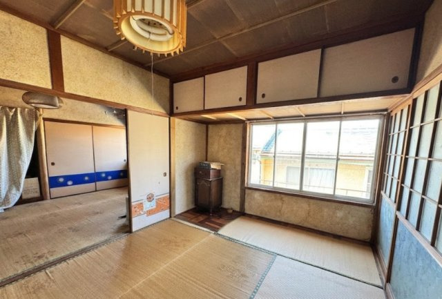 隣接する和室と続き間として利用すれば、さらに開放感のある空間としてお使いいただけます。窓から心地よい風を取り込めるため、四季の移ろいを感じながらゆったりとした時間を過ごせる一室です。