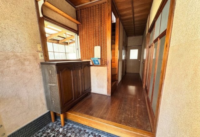玄関は、木の温もりを感じられる落ち着いた空間です。収納付きの下駄箱を備えており、ご家族の靴をすっきり整理できます。玄関から各居室へ移動しやすい間取りとなっており、日々の生活動線も良好な空間です。