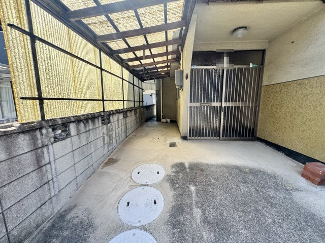 玄関前には屋根付きのカーポートを備えており、雨の日の乗り降りや荷物の積み下ろしも快適です。大切なお車を雨や紫外線から守れるのも魅力。雨天時でも濡れにくく、小さなお子様やご高齢の方にも優しい住まいです。
