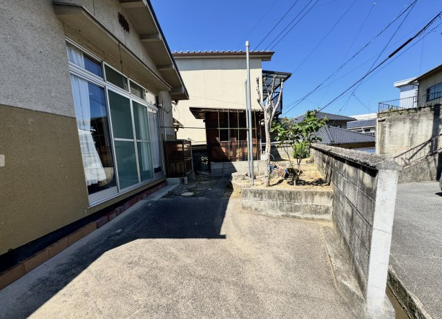 前面道路の周辺は交通量が比較的少ない住宅街のため、落ち着いた住環境が広がっています。市街地へのアクセスが良好でありながら、周囲には穏やかな街並みが形成されており、日々の暮らしを快適にサポートします。