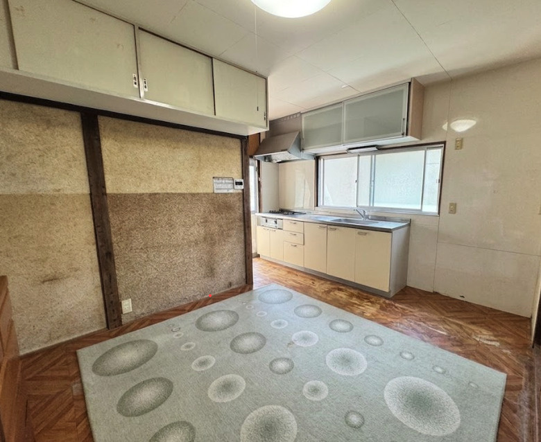 約13帖のダイニングキッチンは、ご家族が自然と集まる暮らしの中心となる空間です。窓からの採光を取り込みやすく、日中は明るく開放的な雰囲気。キッチンは作業スペースが確保されており、機能的なスペースです。