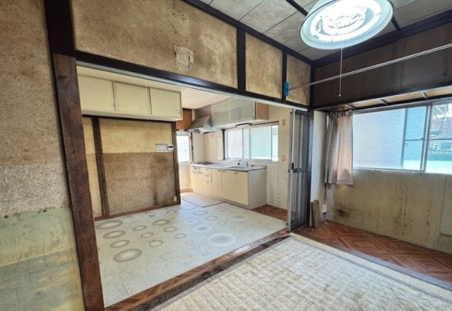 ダイニングは、引き戸を開放することで一体感のある広々とした空間として利用できます。お食事スペースとくつろぎスペースを緩やかに分けられるため、ご家族のライフスタイルに合わせた使い勝手の良い空間です。