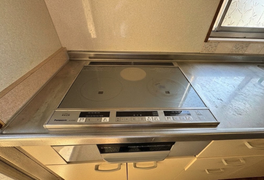 オール電化住宅ならではのIHクッキングヒーターを採用しています。安全性が高く、小さなお子様やご高齢の方がいるご家庭にもおすすめです。フラットな天板はお手入れしやすく、日々の家事負担を軽減します。