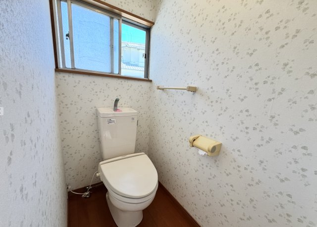 トイレは清潔感のある落ち着いた空間です。窓付きのため自然換気ができ、湿気やニオイがこもりにくいのも魅力です。水回り設備はリフォーム済みのため、メンテナンス負担を抑えられる点も魅力です。