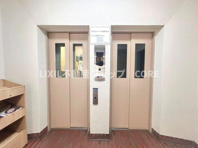便利なエレベーター完備のマンション。小さなお子様連れの方やお年寄りの方にも安心の設備。2基あるので、混み合う心配もございません。