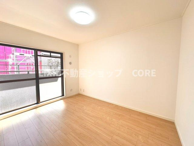 大きな窓からは快適な光を取り入れ、通気性能を上げる事で居心地の良い空間を演出します。