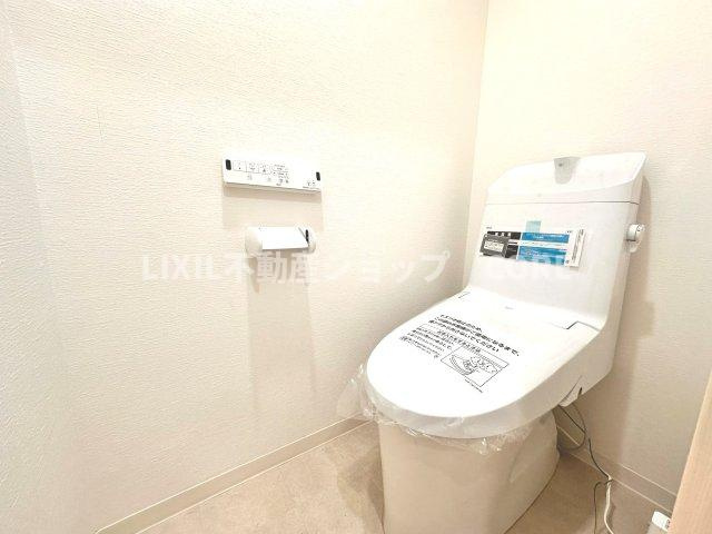 見た目もスッキリとしたデザインのトイレには温水洗浄暖房便座付き。