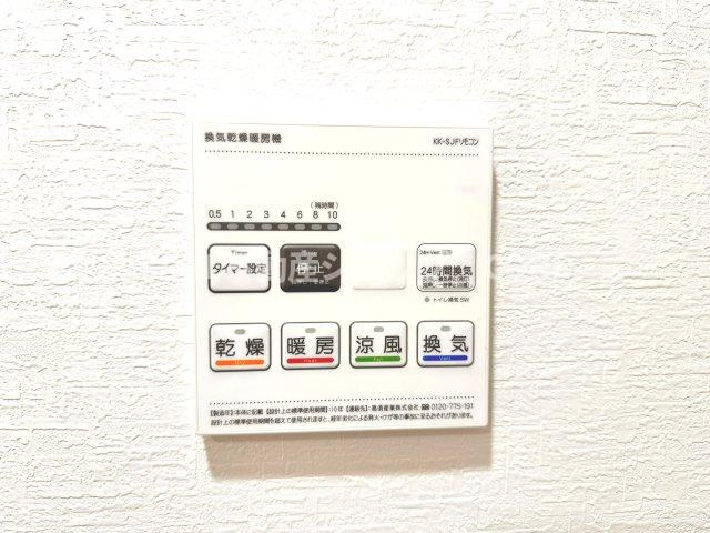 浴室乾燥機能で雨の日でも乾燥が可能。また、浴室内の湿気を排気し、カビの発生を抑えます。