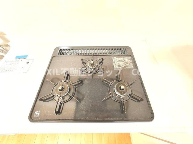 三口コンロで、お料理の効率もアップ！使い勝手の良さを考えました。お洒落なシステムキッチンです。