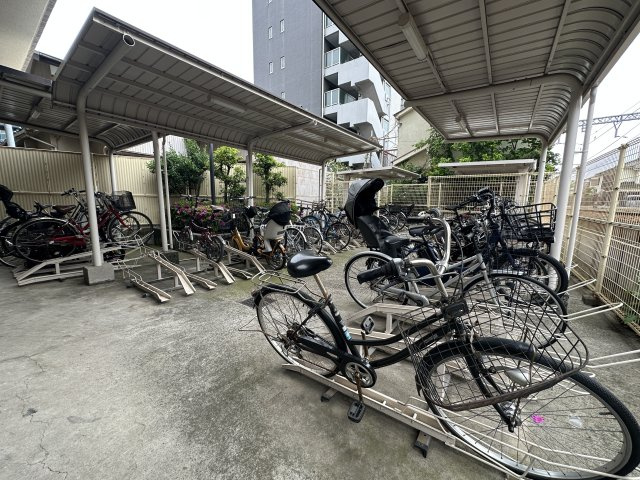 敷地内駐輪場の様子になります。綺麗に整頓されています。管理体制も良好です。